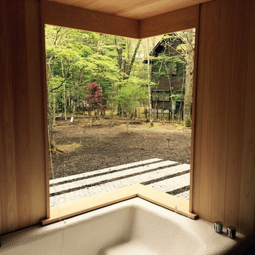 1階浴室。建具を開け放つと開放的な露天風呂へと変わる。