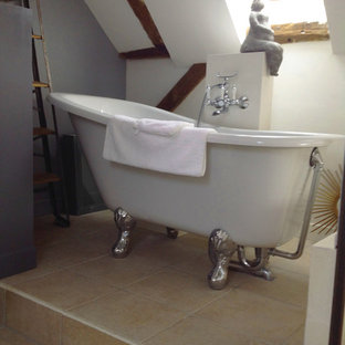 Ispirazione per una piccola stanza da bagno padronale moderna con vasca con piedi a zampa di leone, pareti grigie, pavimento con piastrelle in ceramica, lavabo a colonna, top in zinco e pavimento beige