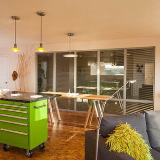 Foto på ett litet funkis kök med matplats, med vita väggar och plywoodgolv