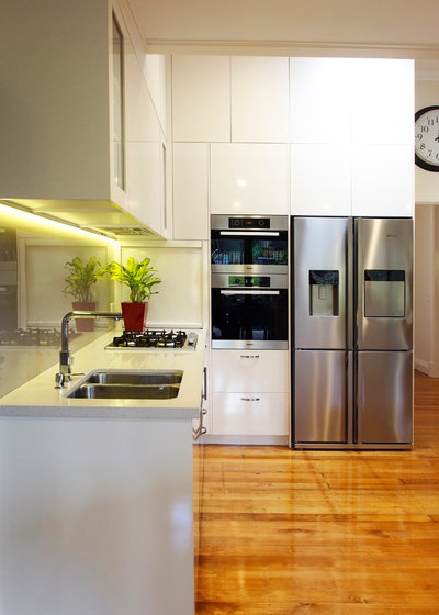 Contemporary Kitchen by KBK - Custom Kitchens Designers based in Brisbane