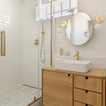 Salle de bain — douche à l'italienne, meuble bois et robinetterie laiton, Paris