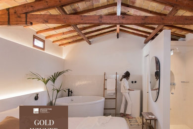 Imagen de cuarto de baño único y beige y blanco mediterráneo de tamaño medio con puertas de armario blancas, suelo de madera clara, suelo beige y vigas vistas