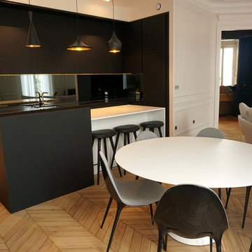 Cuisine ouverte bicolore avec îlot central