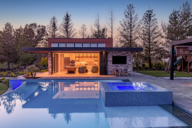 Стильный дизайн: бассейн на заднем дворе в современном стиле - последний тренд