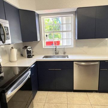 Modern Kitchen Remodel Done in Navy Blue Cabinets