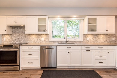 Trendy kitchen photo in Ottawa