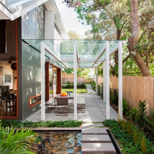 シドニーのコンテンポラリースタイルのおしゃれな整形庭園 (池、半日向) の写真