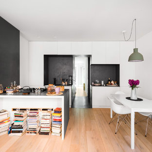 ボローニャの小さいコンテンポラリースタイルのLDKの画像 (白い壁、淡色無垢フローリング、茶色い床)