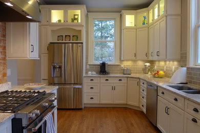 Kitchen - victorian kitchen idea in Cincinnati