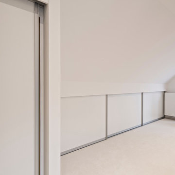 Geschlossener Schrank im Kniestock