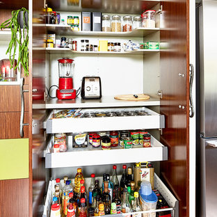 Mittelgroße Eklektische Küche in U-Form mit Küchenrückwand in Rot, Glasrückwand, Küchengeräten aus Edelstahl, braunem Holzboden, Kücheninsel und Vorratsschrank in Melbourne