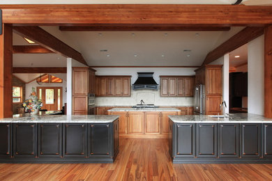 Kitchen - traditional kitchen idea in Portland