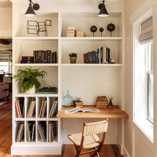 Выдающиеся фото от архитекторов и дизайнеров интерьера: кабинет в стиле кантри с бежевыми стенами, паркетным полом среднего тона, встроенным рабочим столом и коричневым полом
