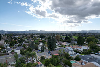 Inspiration for a large traditional partial sun landscaping in Los Angeles for spring.