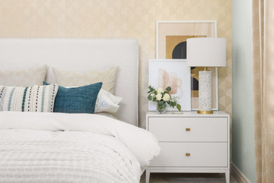 Modelo de habitación de invitados abovedada moderna de tamaño medio con paredes azules, moqueta, suelo blanco y papel pintado