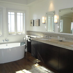 Jeff Lewis Home Project in Laguna Beach - Bathtubs