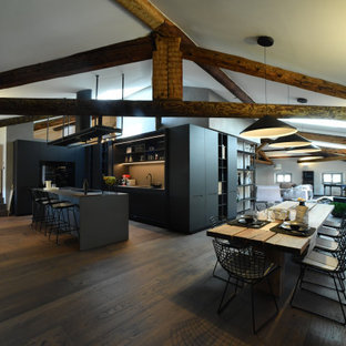 Пример оригинального дизайна: гостиная-столовая в современном стиле с белыми стенами, темным паркетным полом и коричневым полом