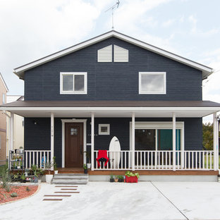他の地域のビーチスタイルのおしゃれな二階建ての家 (黒い外壁、切妻屋根) の写真