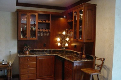 Inspiration for a timeless home bar remodel in St Louis
