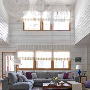 Foto på ett funkis allrum med öppen planlösning, med ett finrum, vita väggar, mellanmörkt trägolv, en standard öppen spis och en spiselkrans i trä