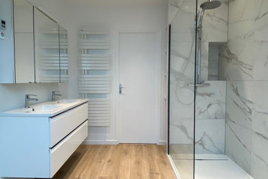This is an example of a contemporary bathroom in Lille.