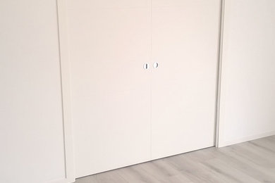 Foto di un grande soggiorno minimalista aperto con pareti bianche, pavimento in legno verniciato e pavimento grigio