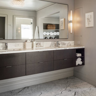 Badezimmer mit flächenbündigen Schrankfronten und Steinplatten Ideen