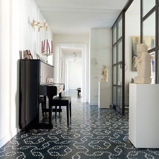Klassisk inredning av en stor hall, med klinkergolv i keramik, flerfärgat golv och vita väggar