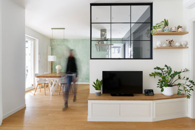Ispirazione per un piccolo soggiorno moderno aperto con parquet chiaro