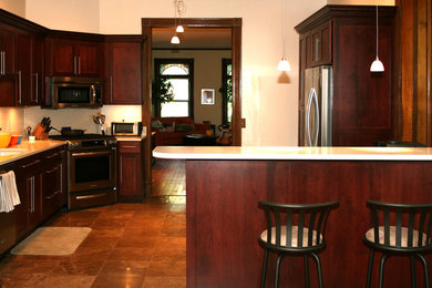 Example of a classic kitchen design in Los Angeles