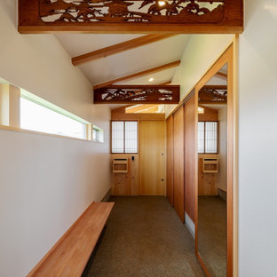 75+ Hauseingänge mit heller Holztür und freigelegten Dachbalken Ideen