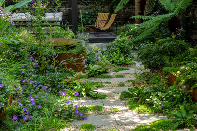 Imagen de camino de jardín contemporáneo pequeño en verano en patio trasero con adoquines de piedra natural y exposición reducida al sol