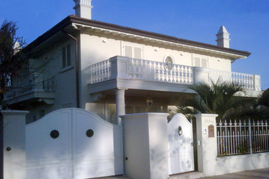 Idee per la villa ampia bianca classica a due piani con rivestimento in cemento