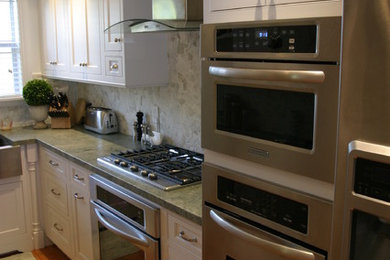 Example of a classic kitchen design in Miami