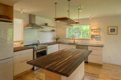 Trendy kitchen photo in Portland Maine