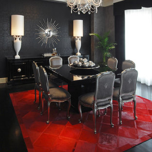 Cette image montre une salle à manger design avec un mur noir et un sol noir.