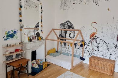 Aménagement d'une chambre d'enfant contemporaine avec du papier peint.