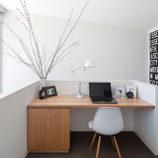 メルボルンのモダンスタイルのおしゃれなホームオフィス・仕事部屋 (カーペット敷き、造り付け机) の写真