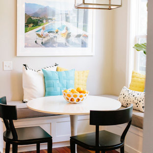 ヒューストンの小さいトランジショナルスタイルのLDKの画像 (濃色無垢フローリング、グレーの壁)