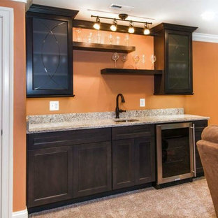 Imagen de sótano clásico renovado, de tamaño medio, con chimenea de esquina