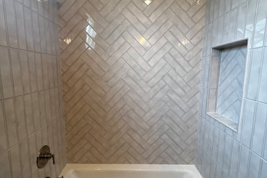 Imagen de cuarto de baño principal minimalista con bañera empotrada, combinación de ducha y bañera, baldosas y/o azulejos grises, baldosas y/o azulejos de porcelana y ducha con cortina