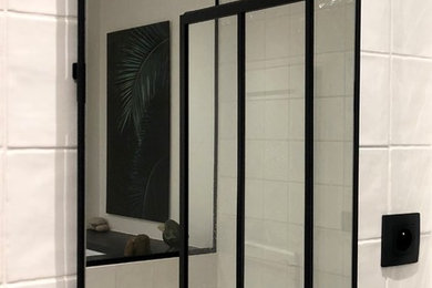 Exemple d'une salle de bain tendance avec un combiné douche/baignoire, un carrelage blanc, des carreaux de porcelaine, un mur blanc, carreaux de ciment au sol, un plan vasque et un sol gris.