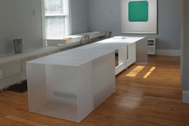 Example of a minimalist home office design in New York