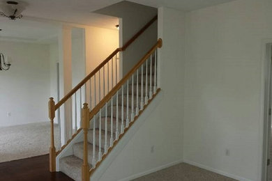 グランドラピッズにある中くらいなコンテンポラリースタイルのおしゃれな直階段 (カーペット張りの蹴込み板) の写真