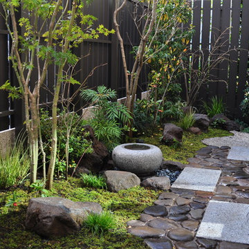 苔生した中に佇む飾り気の無い蹲周り
