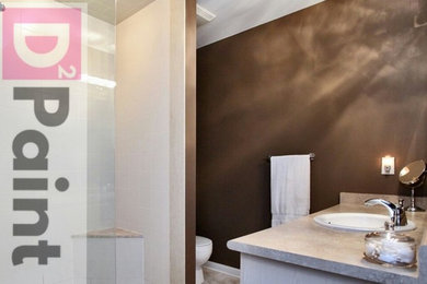 Diseño de cuarto de baño principal actual de tamaño medio con paredes marrones