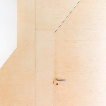 Escalera con puerta oculta