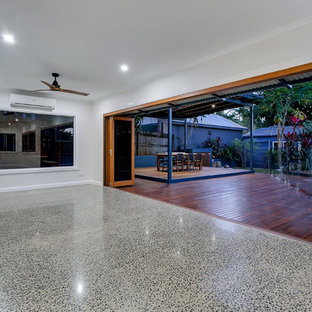 ケアンズの広いコンテンポラリースタイルのLDKの画像 (白い壁、コンクリートの床、グレーの床)