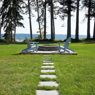 Eklektischer Garten hinter dem Haus mit Feuerstelle, direkter Sonneneinstrahlung und Natursteinplatten in Seattle