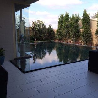 オレンジカウンティの中サイズの長方形おしゃれな裏庭プール (タイル敷き) の写真